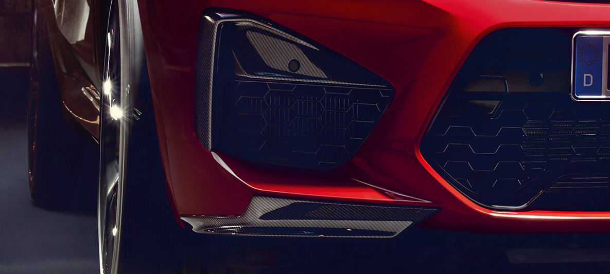 BMW X4 M Competition, elementi di design delle prese d’aria esterne e aeroblade in carbonio. F98 BMW X4 M Competition in Toronto Red metallizzato, esterni, pacchetto esterni M in carbonio, elementi di design delle prese d’aria esterne e aeroblade in carbonio. F98