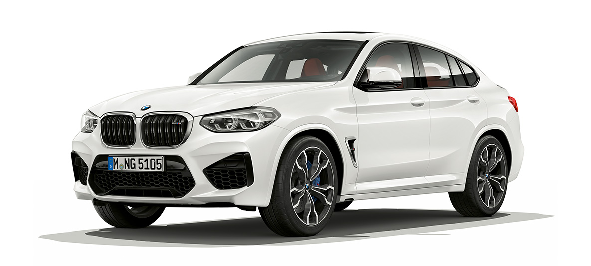 BMW X4 M, vista laterale a tre quarti. F98 BMW X4 M in Alpine White, esterni, vista laterale a tre quarti. F98