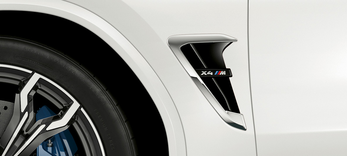 BMW X4 M, Air Breather M. F98 BMW X4 M in Alpine White, esterni, Air Breather M con particolari cromati e denominazione del modello. F98