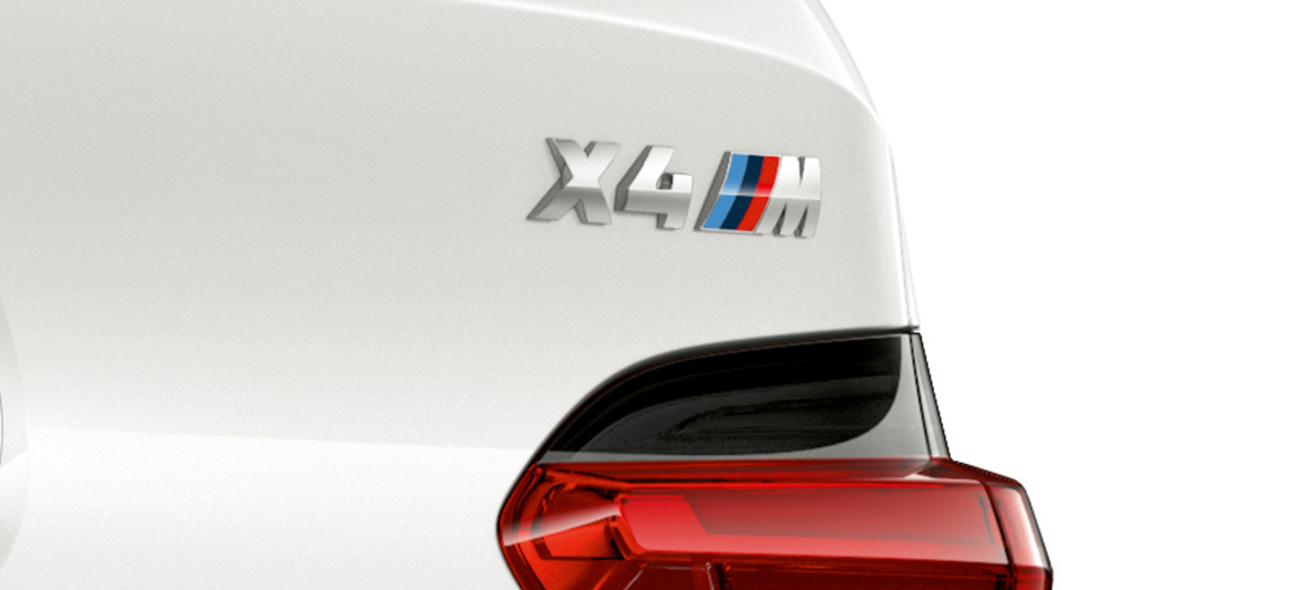 BMW X4 M, denominazione del modello. F98 BMW X4 M in Alpine White, esterni, primo piano posteriore con denominazione del modello. F98