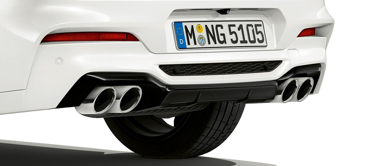 BMW X4 M, terminali di scarico cromati. F98 BMW X4 M in Alpine White, esterni, vista posteriore con terminali di scaricocromati. F98