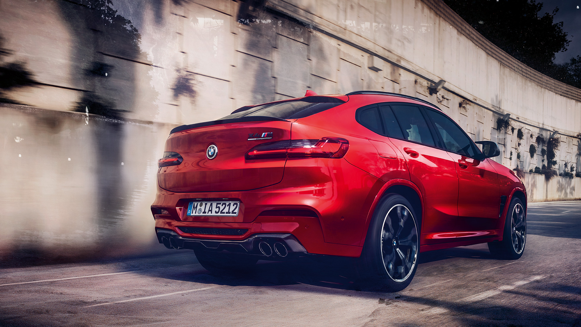 BMW X4 M Competition, coques des rétroviseurs en carbone. F98 Extérieur de la BMW X4 M Competition en Toronto Rot metallic, pack extérieur M Carbon, coques des rétroviseurs en carbone. F98