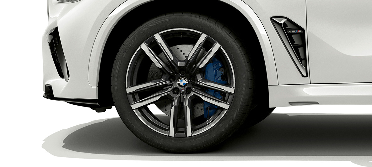 21-Zoll M Leichtmetallräder Bicolor Orbitgrau BMW X5 M F95 21-Zoll M Leichtmetallräder Bicolor Orbitgrau BMW X5 M Mineralweiss F95 Nahaufnahme