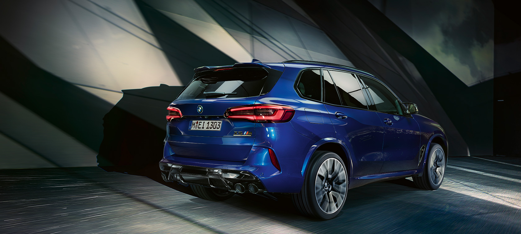 BMW X5 M Competition Dreiviertel-Heckansicht F95 BMW X5 M Competition F95 2020 Marina Bay Blau metallic Dreiviertel-Heckansicht