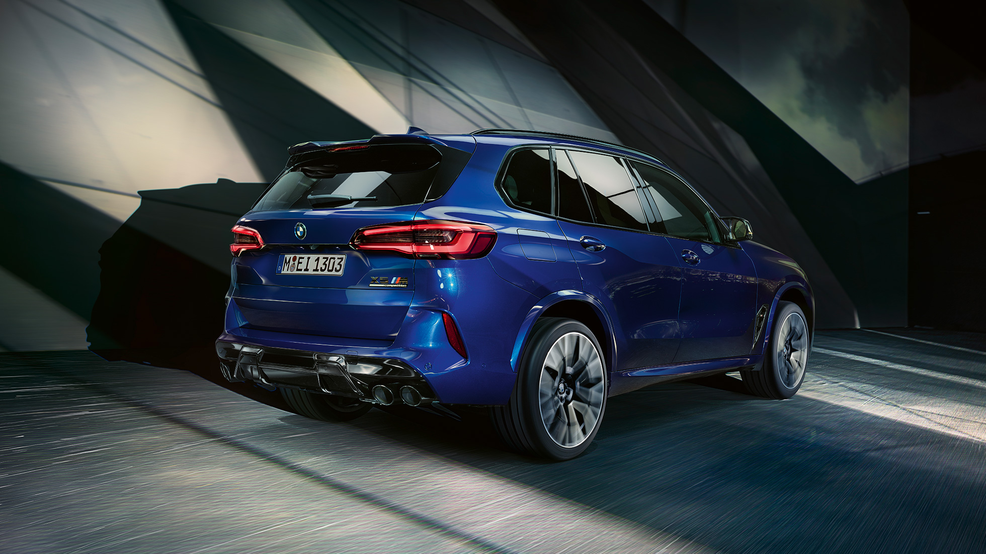 BMW X5 M Competition con M xDrive F95 BMW X5 M Competition con M xDrive F95 2020 Marina Bay Blue metallizzato, vista laterale a tre quarti