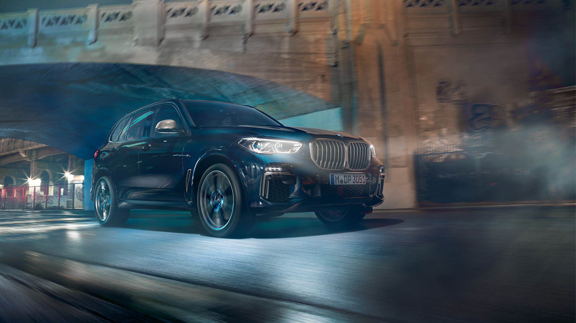 BMW X5 M50i con motore benzina M TwinPower Turbo da 8 cilindri G05 BMW X5 M50i con motore benzina a 8 cilindri M TwinPower TurboG05 Carbon Black metallizzato vista laterale a tre quarti