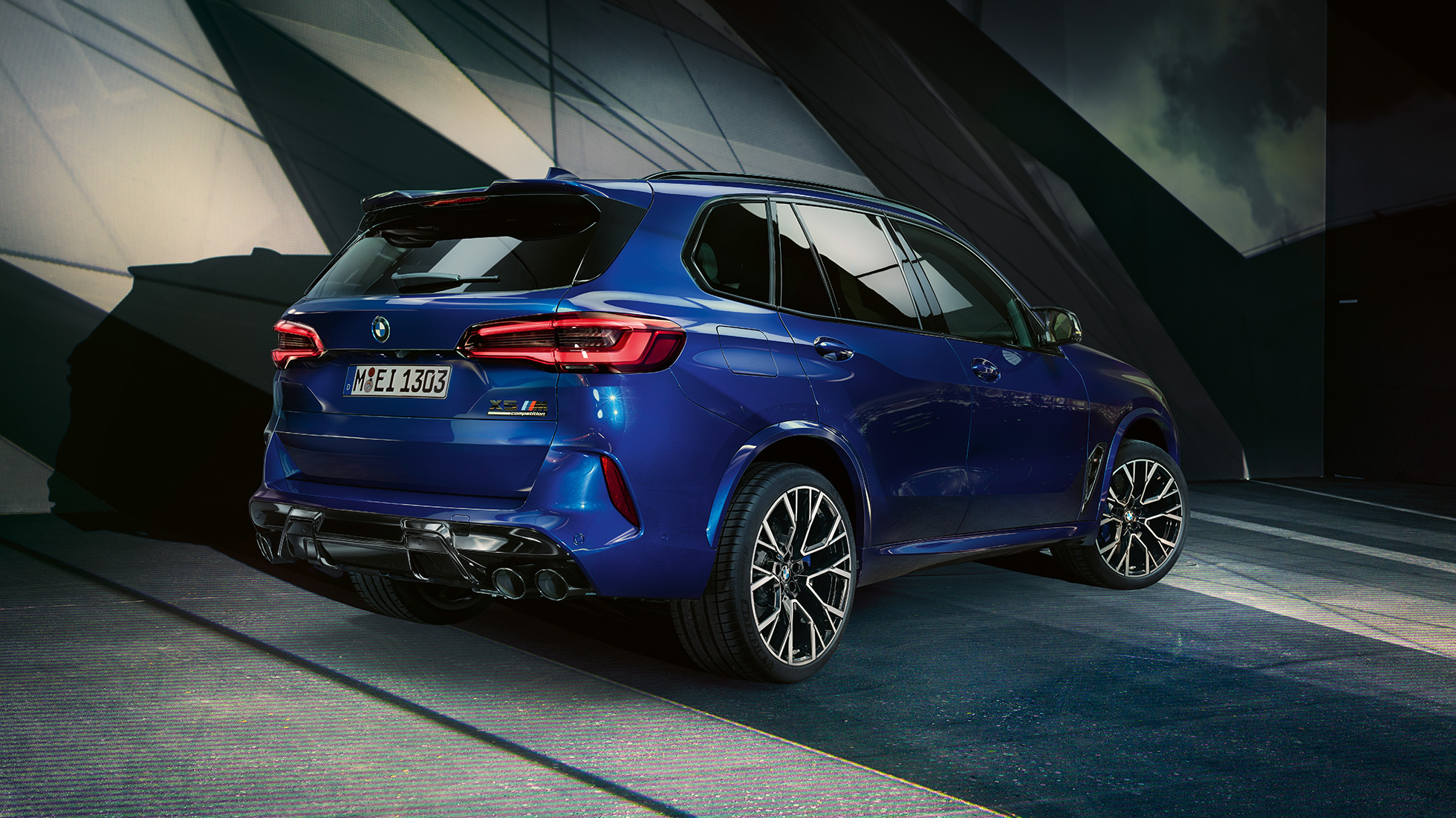 BMW X5 M Competition, vista posteriore a tre quarti F95 BMW X5 M Competition con impianto di scarico sportivo M F95 Marina Bay Blue metallizzato, vista posteriore a tre quarti