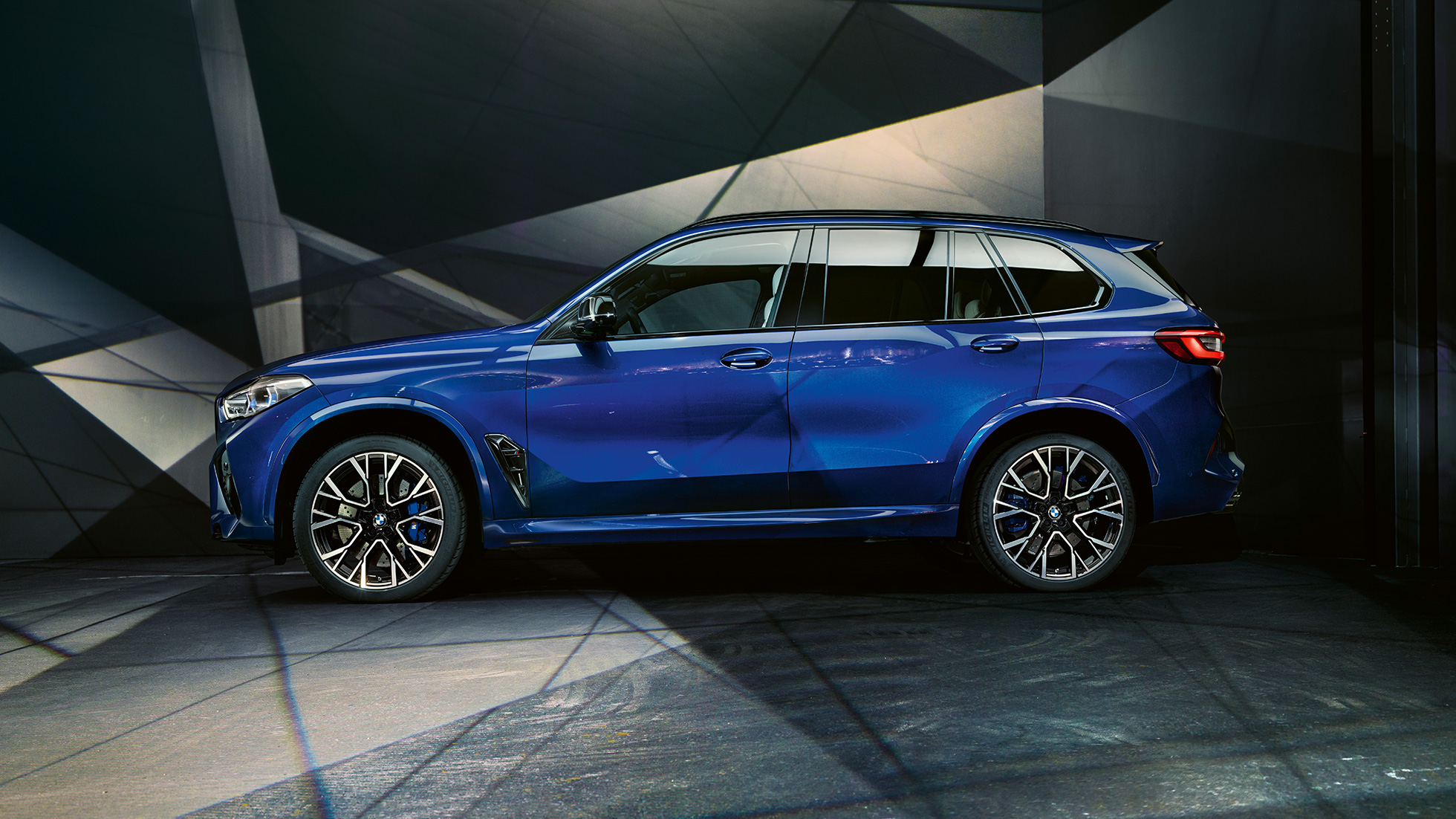 BMW X5 M Competition, vista laterale F95 BMW X5 M Competition con cerchi in lega leggera M F95 Marina Bay Blue metallizzato, vista laterale