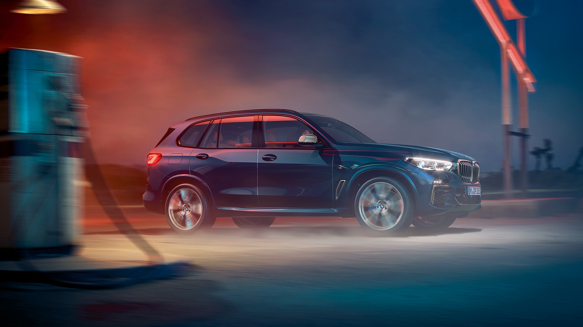 BMW X5 M50i e M50d vista laterale G05 BMW X5 M50i e M50d G05 con cerchi in lega leggera M Carbon Black metallizzato vista laterale