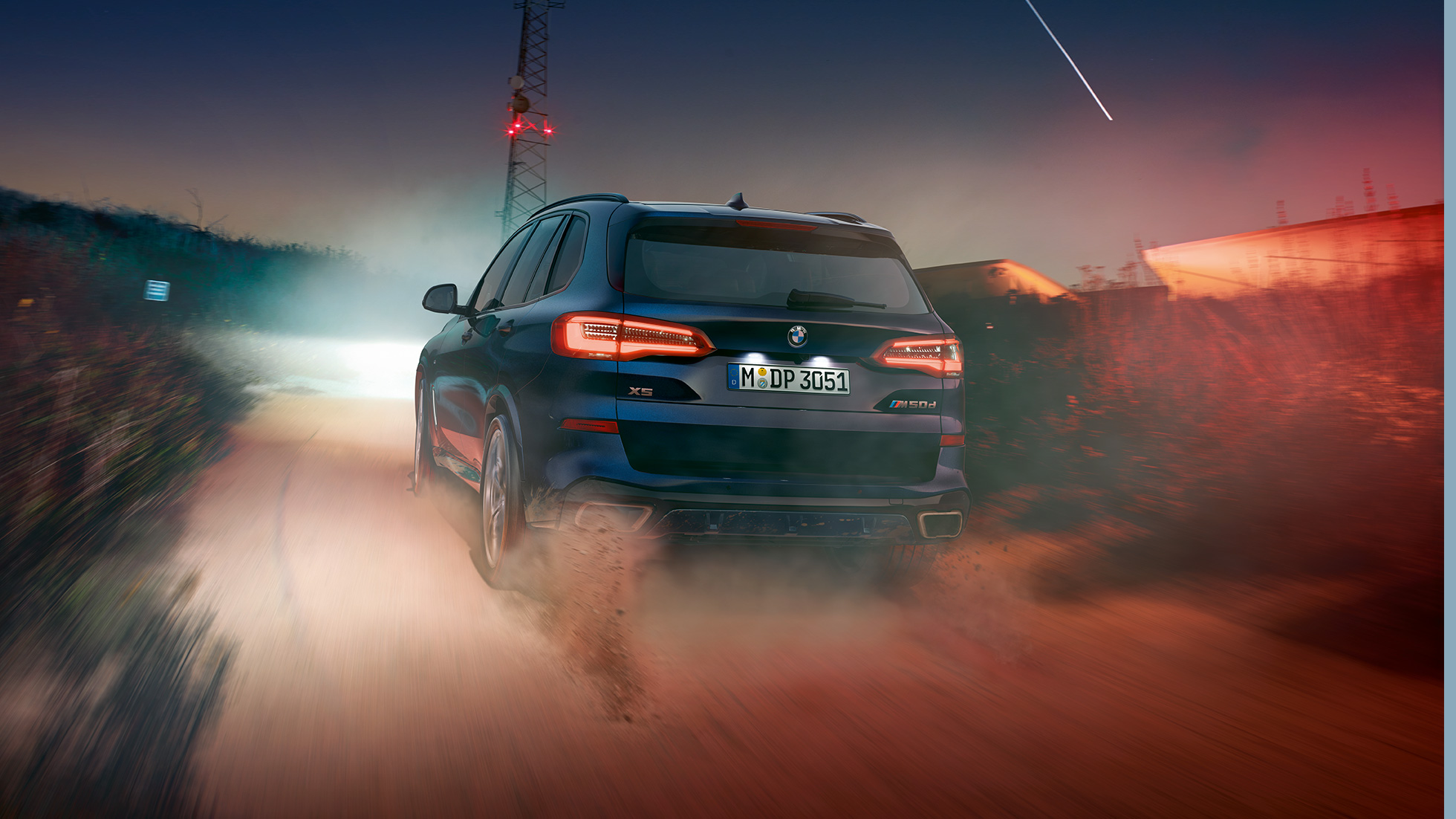 BMW X5 M50d vista posteriore G05 BMW X5 M50d con spoiler sul tetto M G05 Carbon Black metallizzato vista posteriore