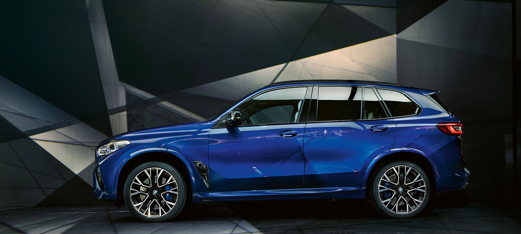 BMW X5 M Competition, vista laterale BMW X5 M Competition Marina Bay Blue metallizzato F95 vista laterale