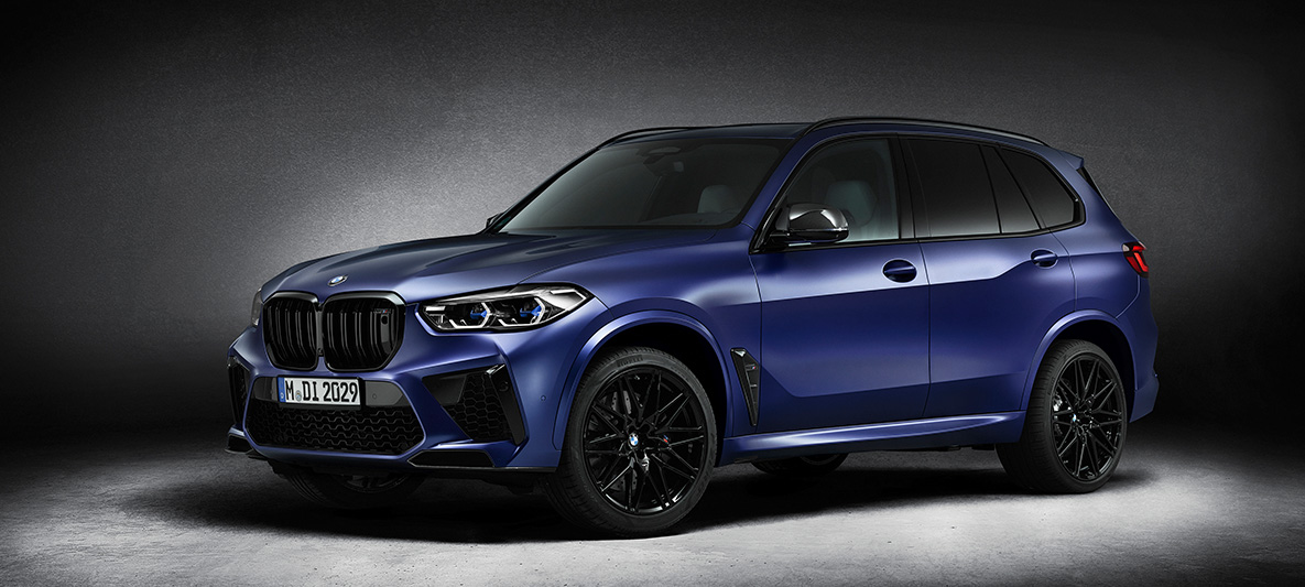BMW X5 M First Edition F95 2020 BMW Individual Sonderlackierung Frozen Marina Bay Blue metallic matt Dreiviertel-Frontansicht BMW X5 M First Edition F95 2020 BMW Individual Sonderlackierung Frozen Marina Bay Blue metallic matt Dreiviertel-Frontansicht