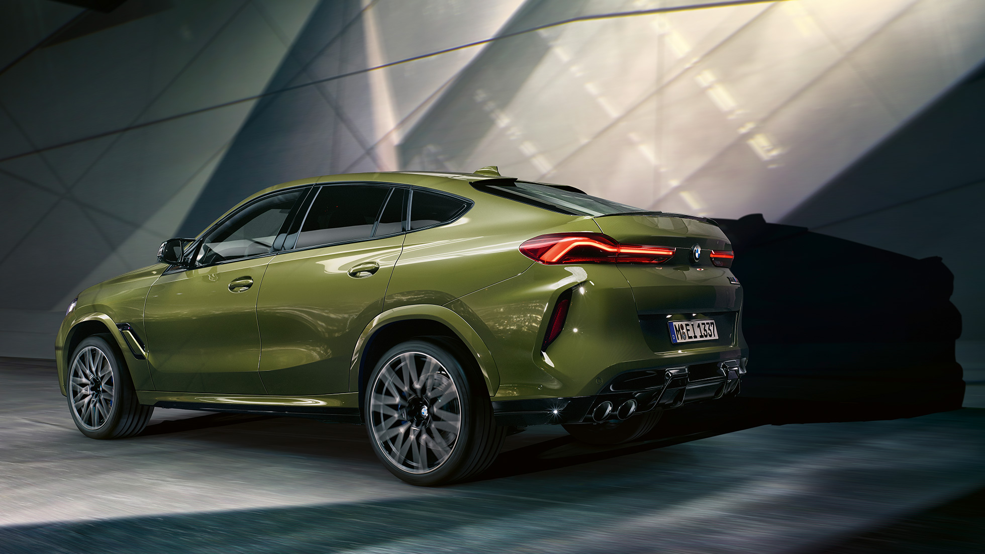 BMW X6 M Competition con M xDrive BMW X6 M Competition con M xDrive F96 2020 Vernice esclusiva BMW Individual Urban Green, vista posteriore a tre quarti