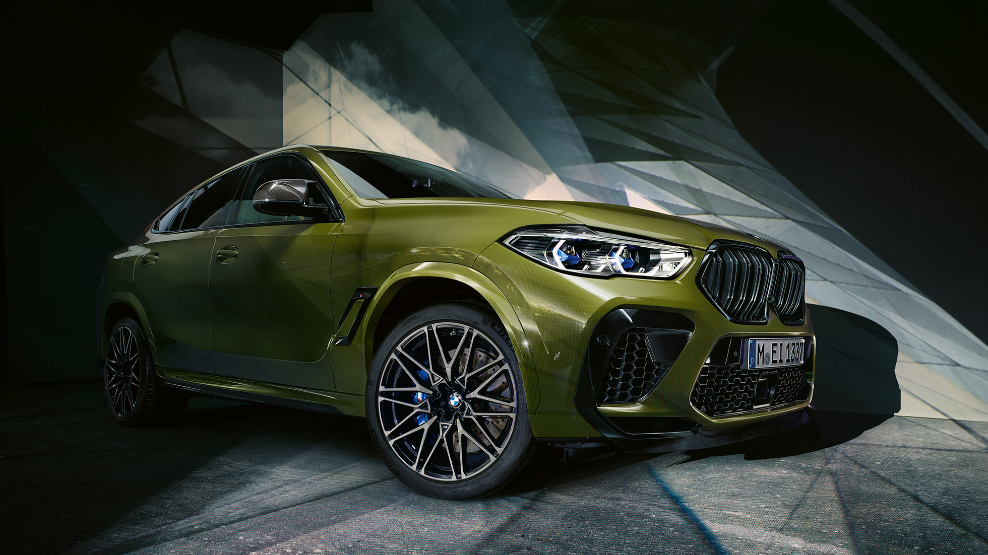 Design degli esterni della BMW X6 M Competition Design degli esterni della BMW X6 M Competition F96 2020 Vernice esclusiva BMW Individual Urban Green, vista anteriore a tre quarti