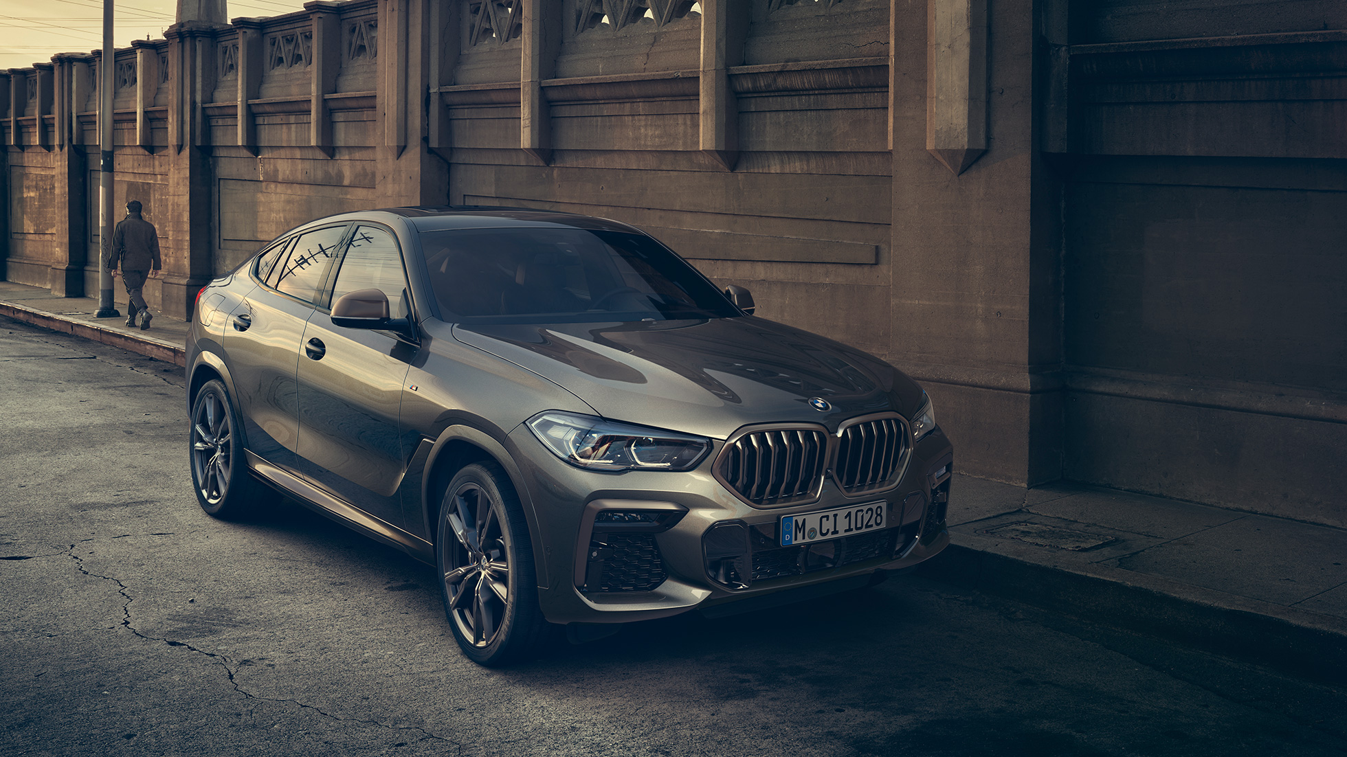 BMW X6 M50i con motore benzina M TwinPower Turbo da 8 cilindri BMW X6 M50i con motore benzina M TwinPower Turbo da 8 cilindriG06 Manhattan metallizzato, vista posteriore a tre quarti