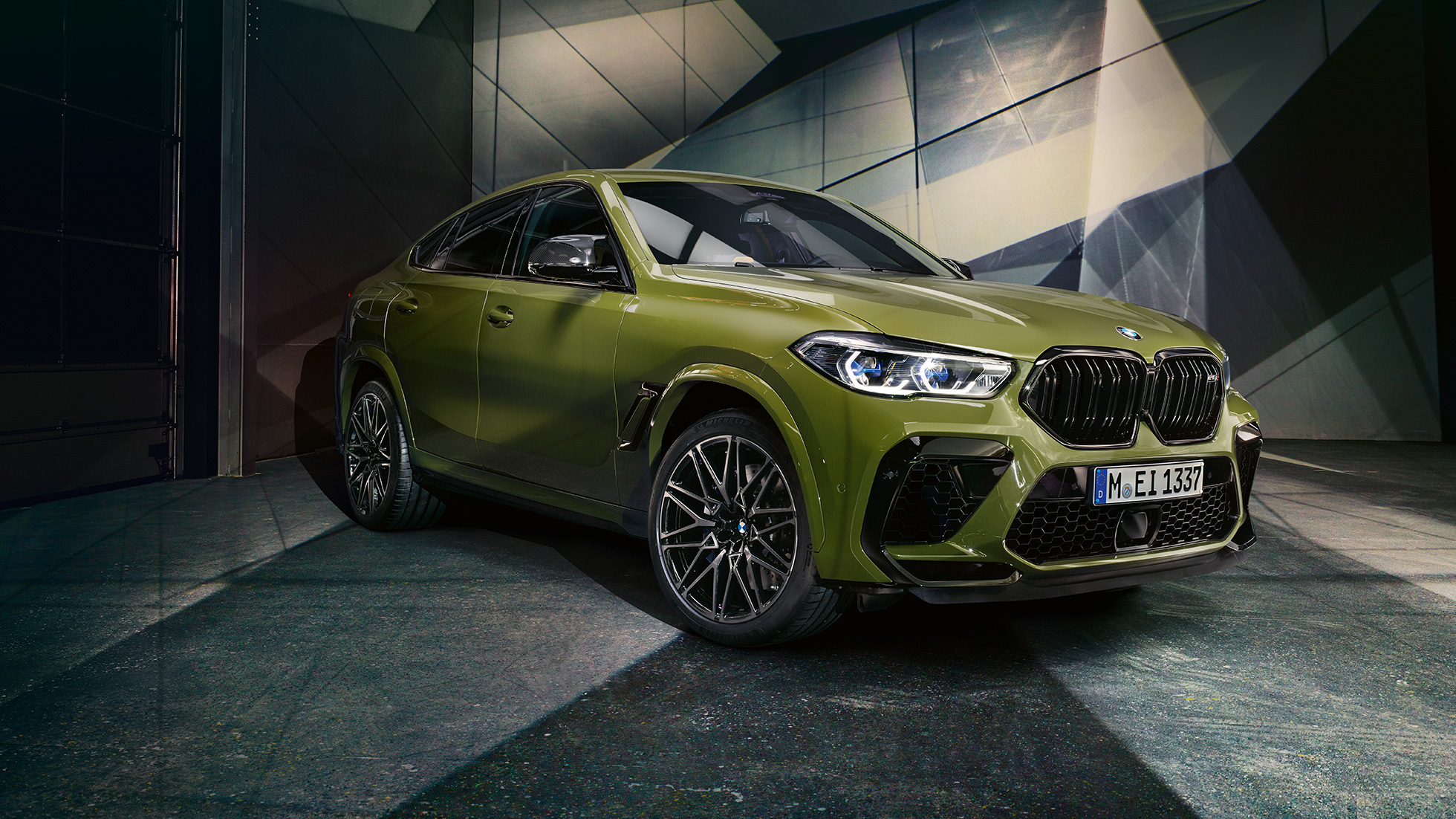 M Doppelniere BMW X6 M Competition F96 M Doppelniere BMW X6 M Competition F96 BMW Individual Sonderlackierung Urban Green Dreiviertel-Frontansicht