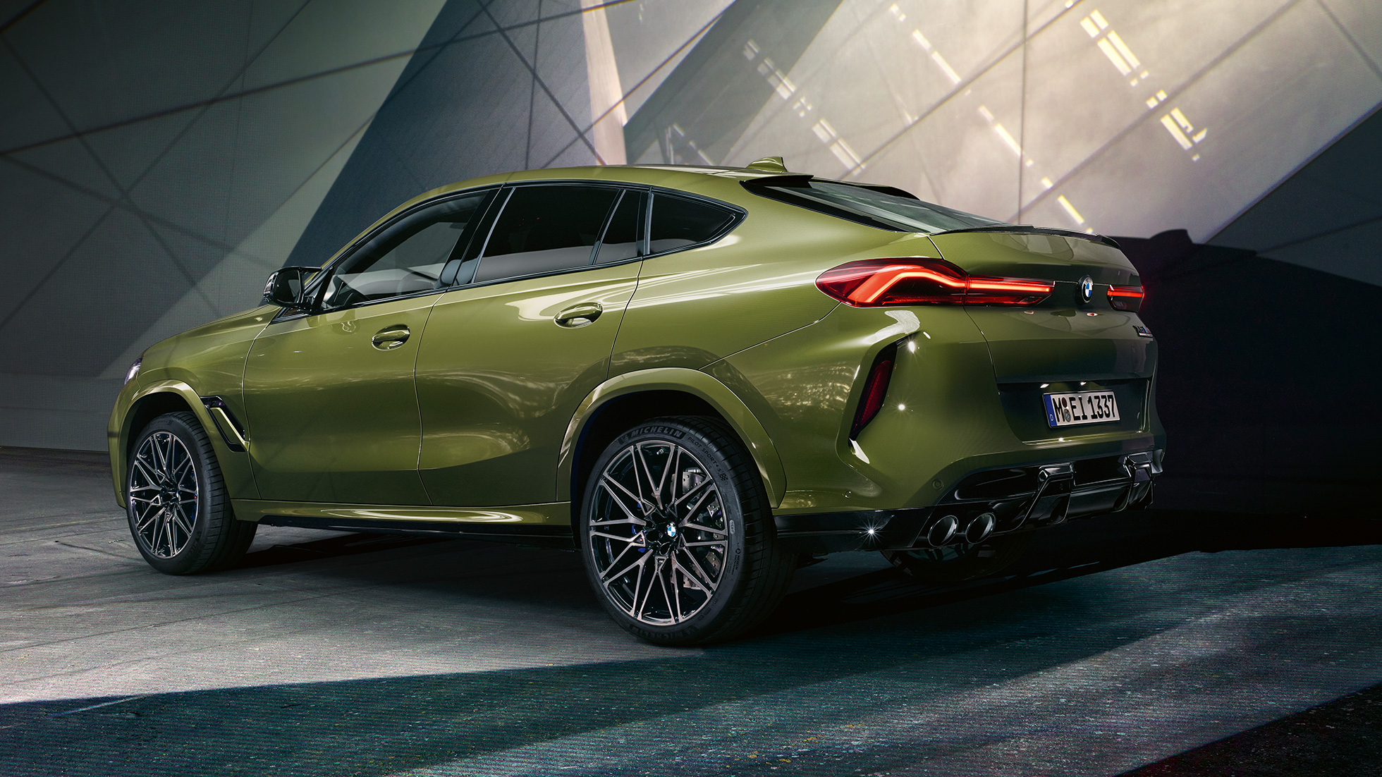 BMW X6 M Competition, vista posteriore a tre quarti BMW X6 M Competition con impianto di scarico sportivo M F96 Vernice esclusiva BMW Individual Urban Green SUV, vista posteriore a tre quarti