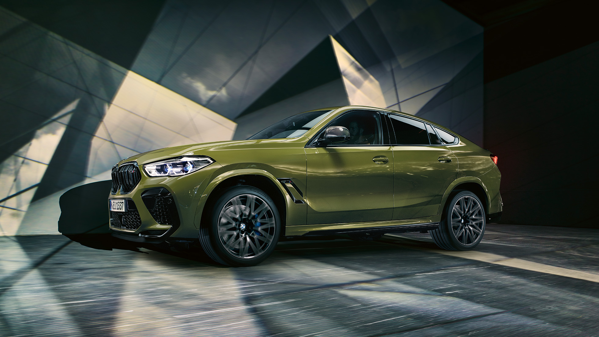BMW X6 M Competition , vista laterale BMW X6 M Competition con cerchi in lega leggera M F96 Vernice esclusiva BMW Individual Urban Green, vista laterale