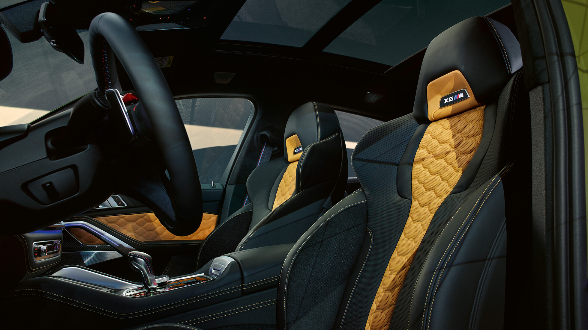 Sedili multifunzione M della BMW X6 M Competition Sedili multifunzione M con scritta illuminata X6 M BMW X6 M Competition F96 Abitacolo