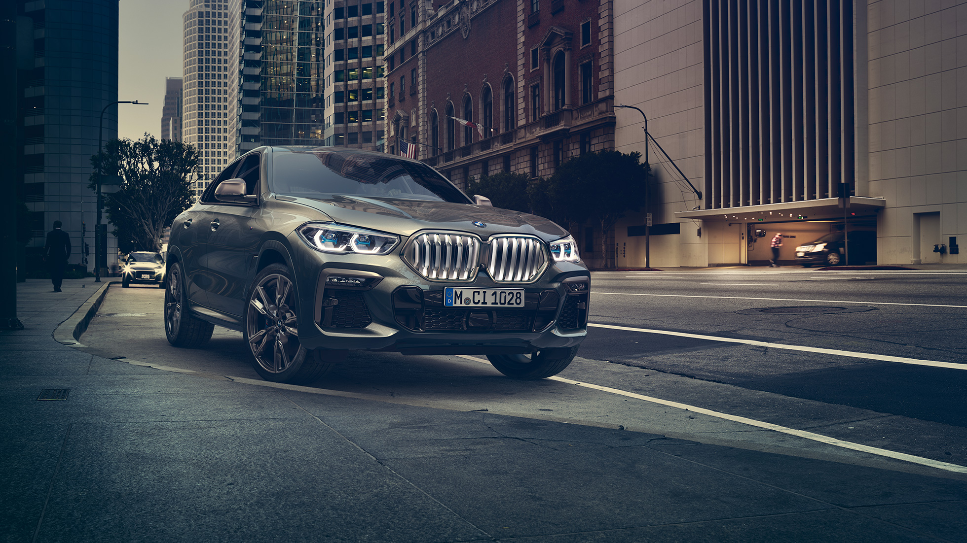 BMW X6 M50i ferma BMW X6 M50i in vista anteriore a tre quarti, ferma in ambiente urbano