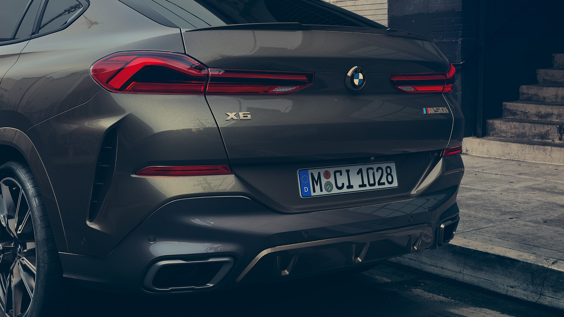 BMW X6 M50i in vista posteriore Primo piano del posteriore della BMW X6 M50i
