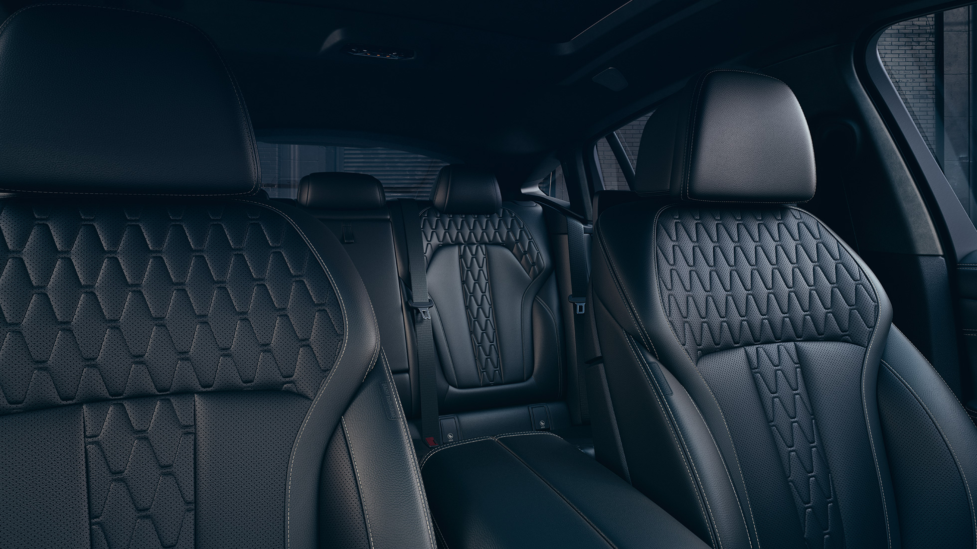 Sedili sportivi della BMW X6 M50i M50d Interni con primo piano dei sedili sportivi della BMW X6 M50i M50d