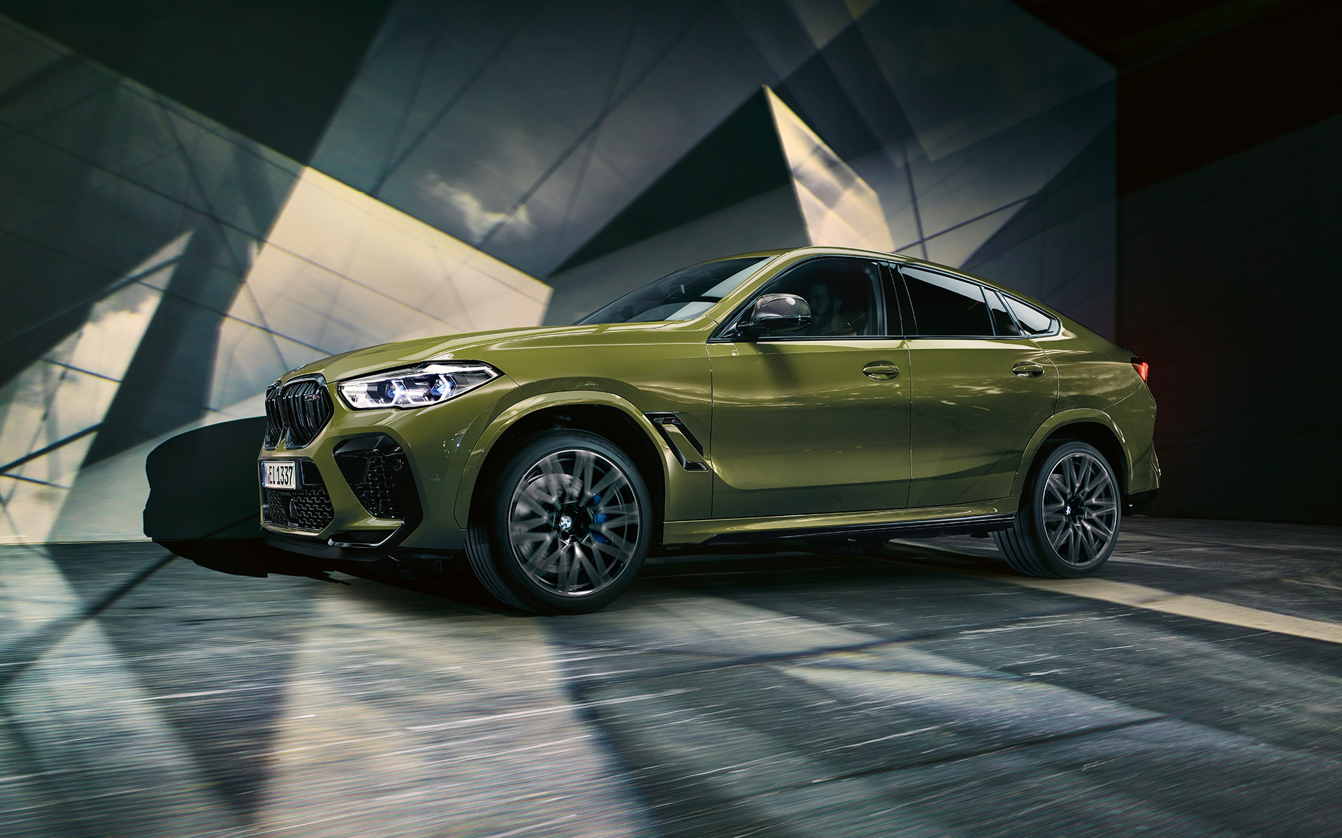 BMW X6 M Competition Seitenansicht F96 BMW X6 M Competition mit M Leichtmetallrädern F96 2020 SUV BMW Individual Sonderlackierung Urban Green Seitenansicht