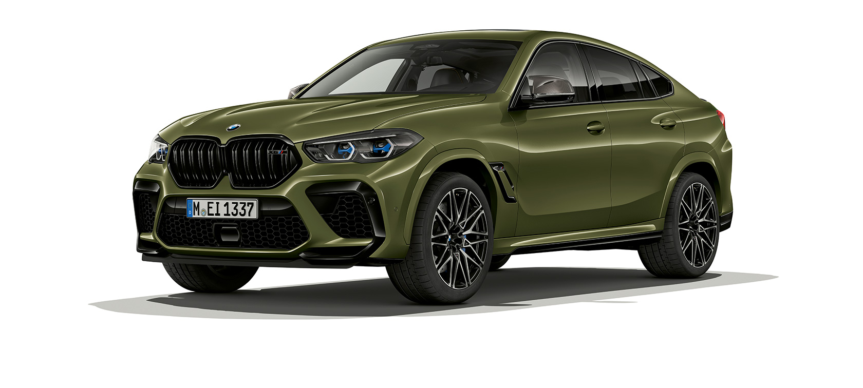 BMW X6 M Competition, vue de trois quarts de profil F96 BMW X6 M Competition F96 2020 SUV en teinte spéciale BMW Individual Urban Green, vue de trois quarts de profil