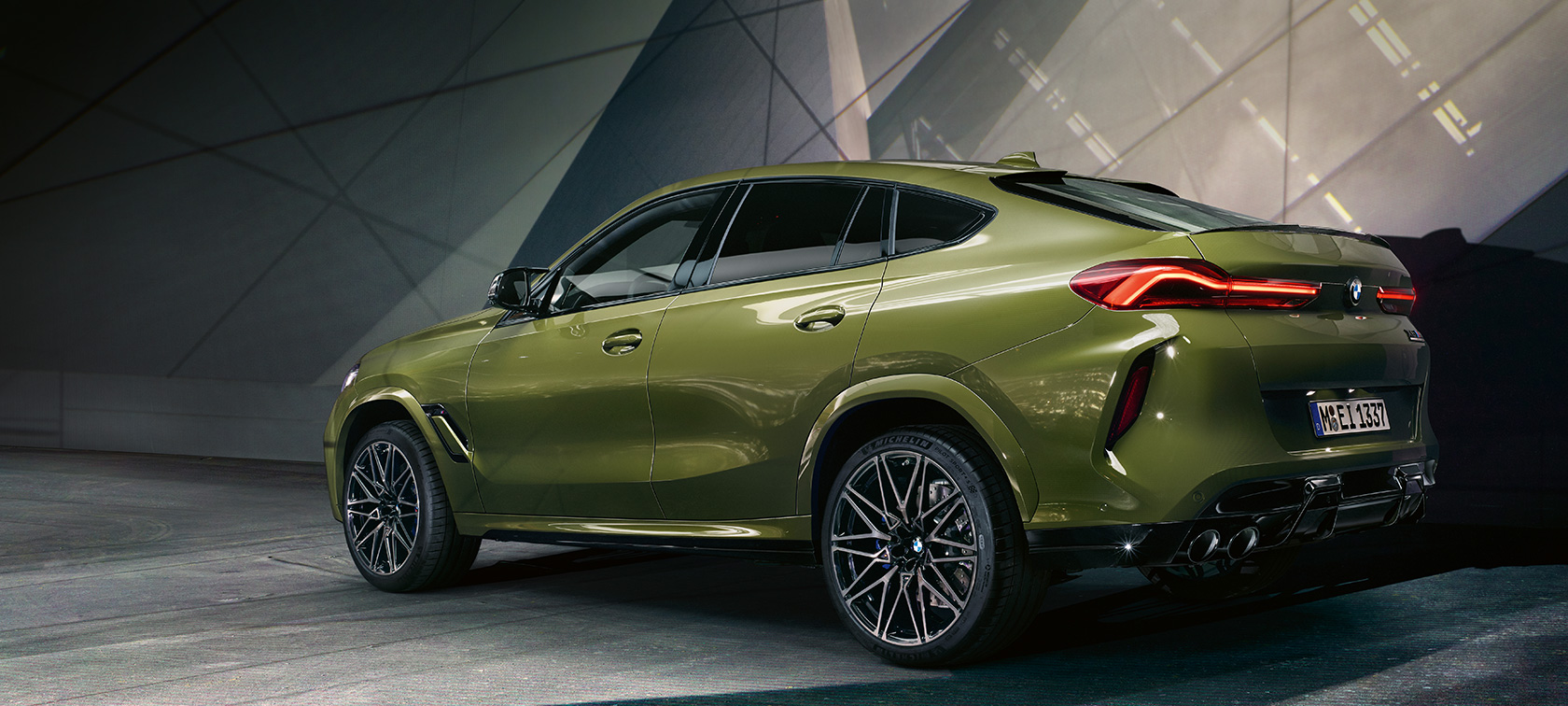 BMW X6 M Competition Dreiviertel-Heckansicht F96 BMW X6 M Competition F96 2020 BMW Individual Sonderlackierung Urban Green Dreiviertel-Heckansicht