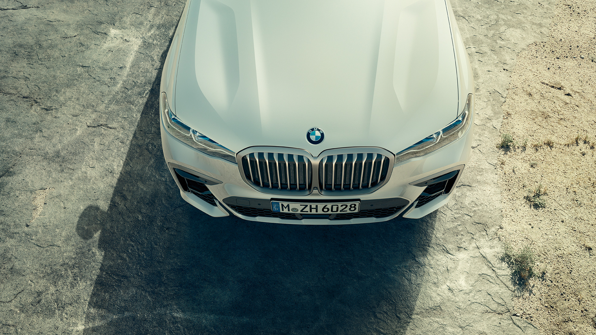 BMW X7 M Automobil, Front mit BMW Niere G07 BMW X7 M Automobil M50i, Front und Motorhaube aus der Vogelperspektive, G07, 2019