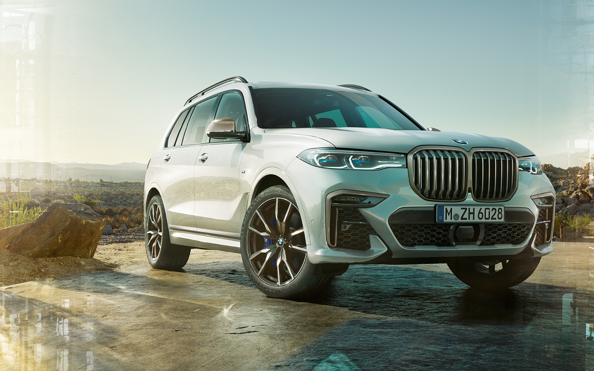 BMW X7 M50i G07 2019 Mineralweiss stehend vor Naturlandschaft BMW X7 M50i G07 2019 Mineralweiss Dreiviertel-Frontansicht stehend vor Naturlandschaft