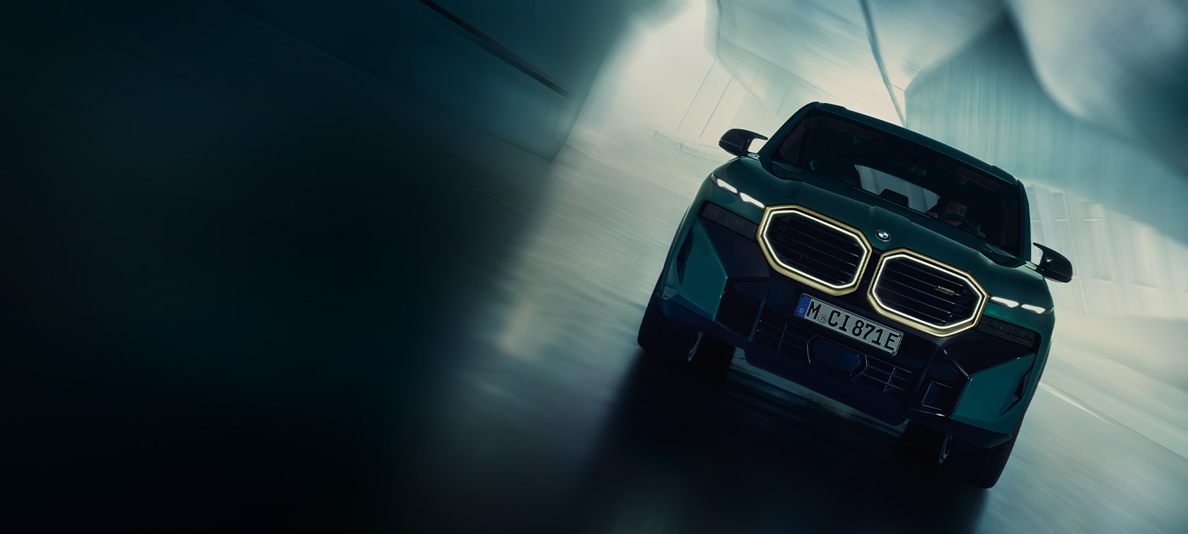 BMW XM G09 PHEV Frontansicht in dunkler Umgebung
