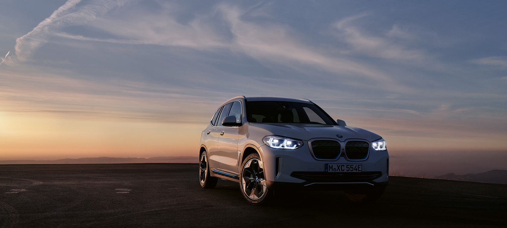 BMW iX3 G08 2020 Dreiviertel-Frontansicht BMW iX3 G08 2020 Dreiviertel-Frontansicht stehend in Abendstimmung