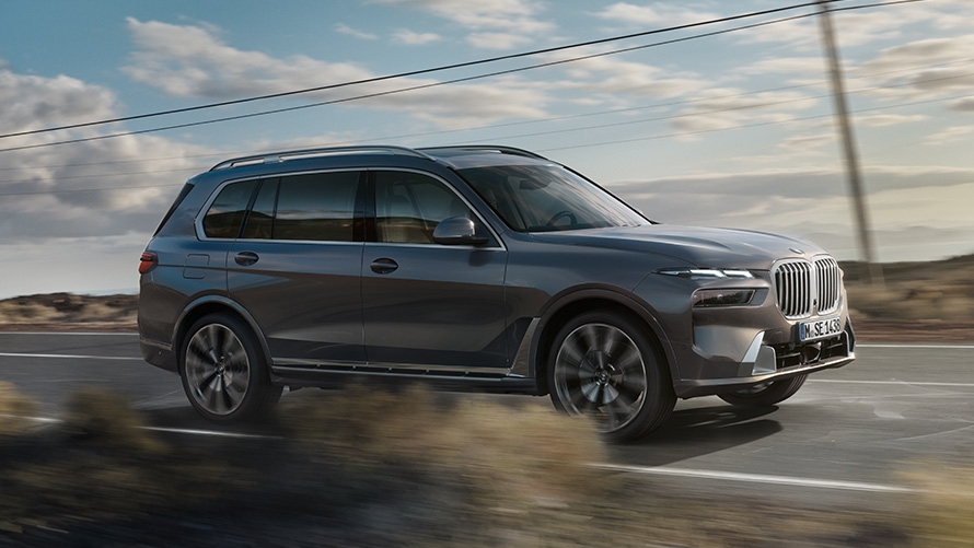 BMW X7 G07 Prima generazione Vista posteriore a tre quartiin movimento su strada Versioni BMW X BMW X7 G07 Prima generazione Vista posteriore a tre quarti in movimento su strada