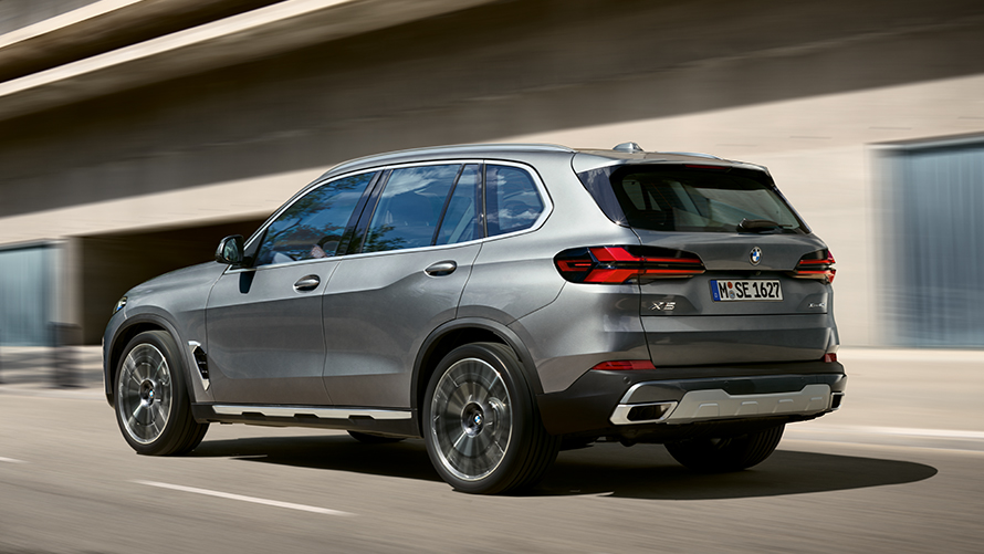 BMW X5 G05 cinquième génération, vue de trois quarts arrière BMW X Modèles BMW X5 G05 cinquième génération, vue de trois quarts arrière en mouvement sur la route