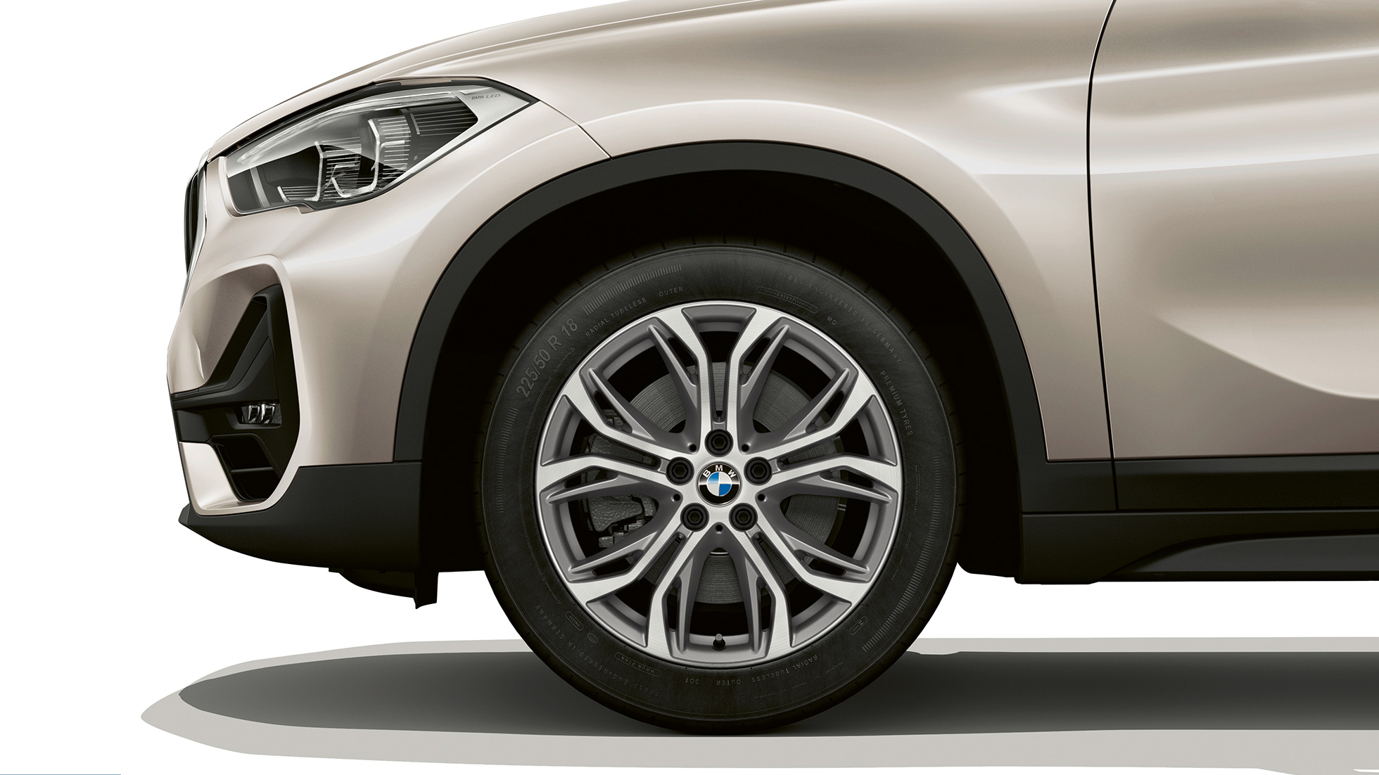 BMW X1, Versione Advantage, cerchio in lega leggera F48 BMW X1, Versione Advantage, vista laterale con primo piano del cerchio in lega leggera F48