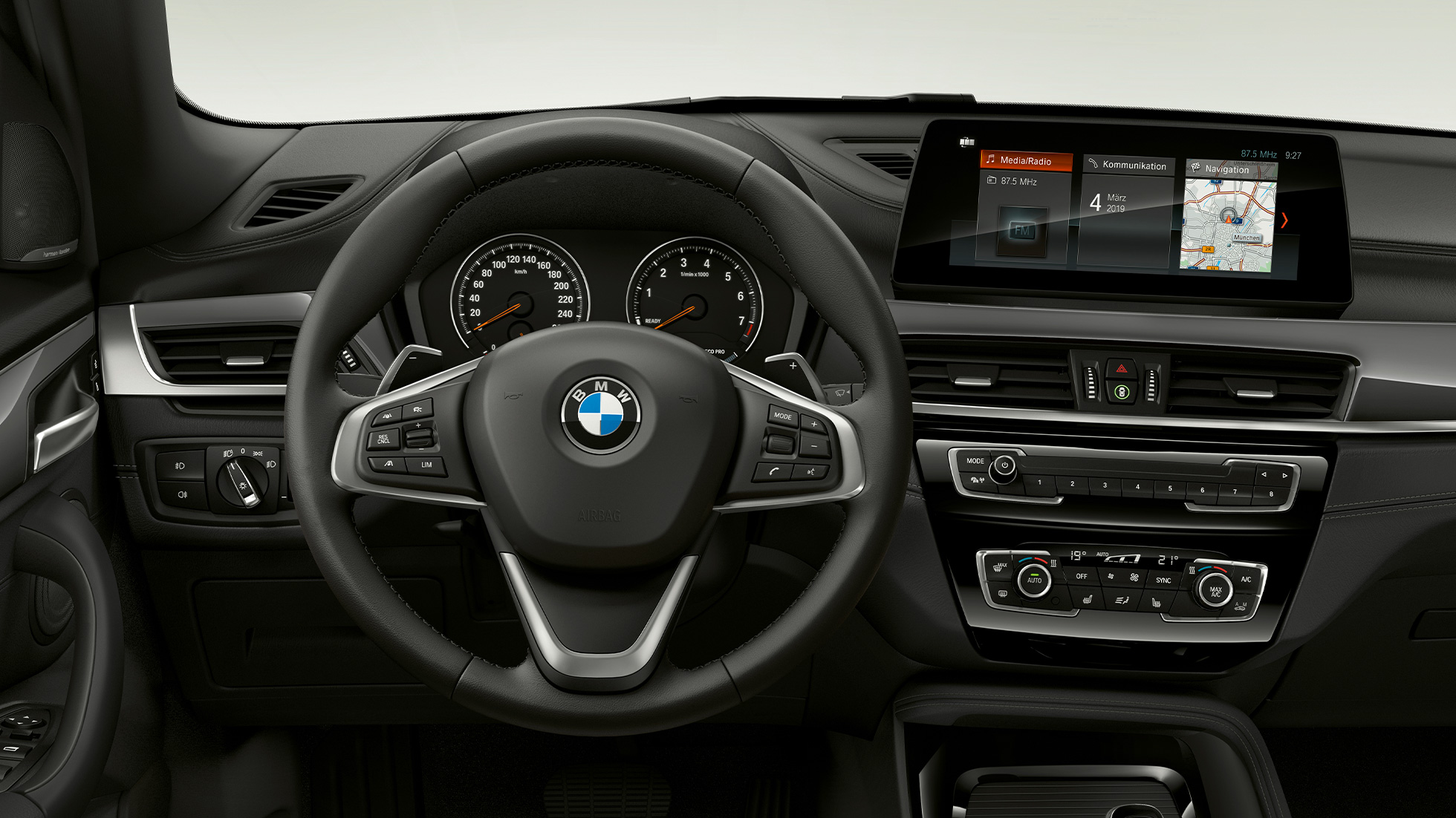BMW X1, Versione xLine, interni F48 BMW X1, Versione xLine, interni con primo piano del cockpit F48