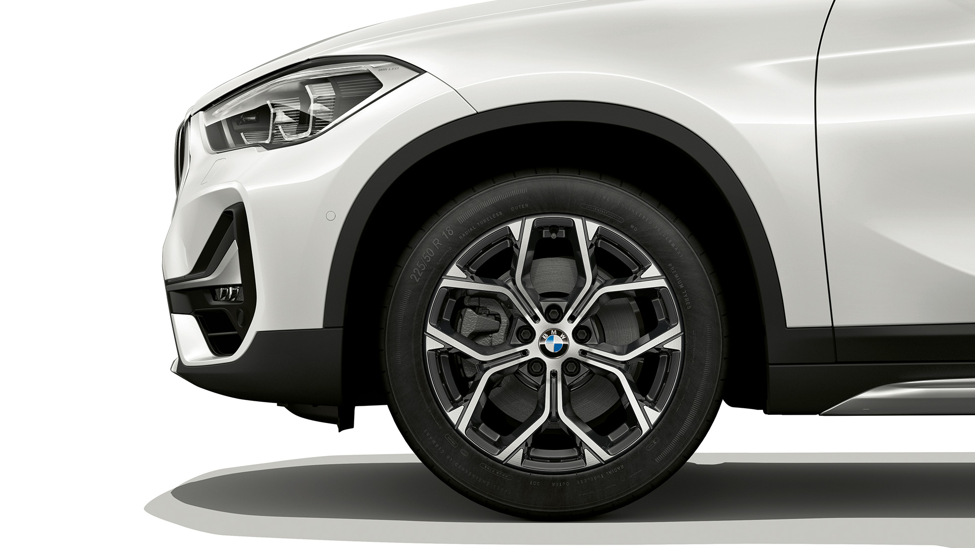 BMW X1, Versione xLine, cerchio in lega leggera F48 BMW X1, Versione xLine, vista laterale con primo piano del cerchio in lega leggera F48