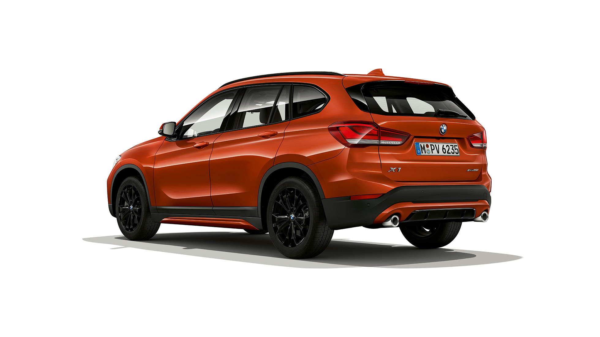 BMW X1, Versione Sport, vista posteriore a tre quarti F48 BMW X1, Versione Sport, vista posteriore a tre quarti, ripresa in studio fotografico F48