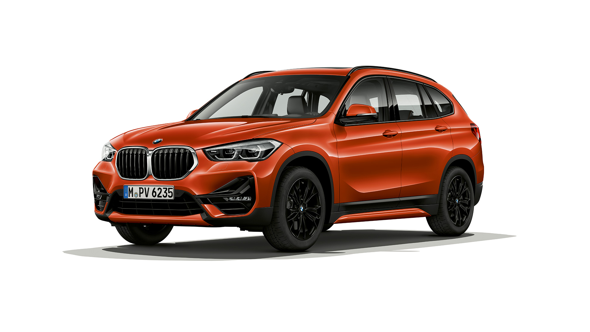 BMW X1, Versione Sport, vista anteriore a tre quarti. F48 BMW X1, Versione Sport, vista anteriore a tre quarti, ripresa in studio fotografico F48
