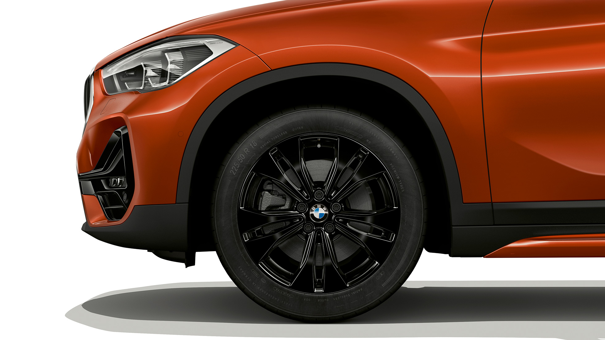 BMW X1, versione Sport, cerchio in lega leggera F48 BMW X1, Versione Sport, vista laterale con primo piano del cerchio in lega leggera F48