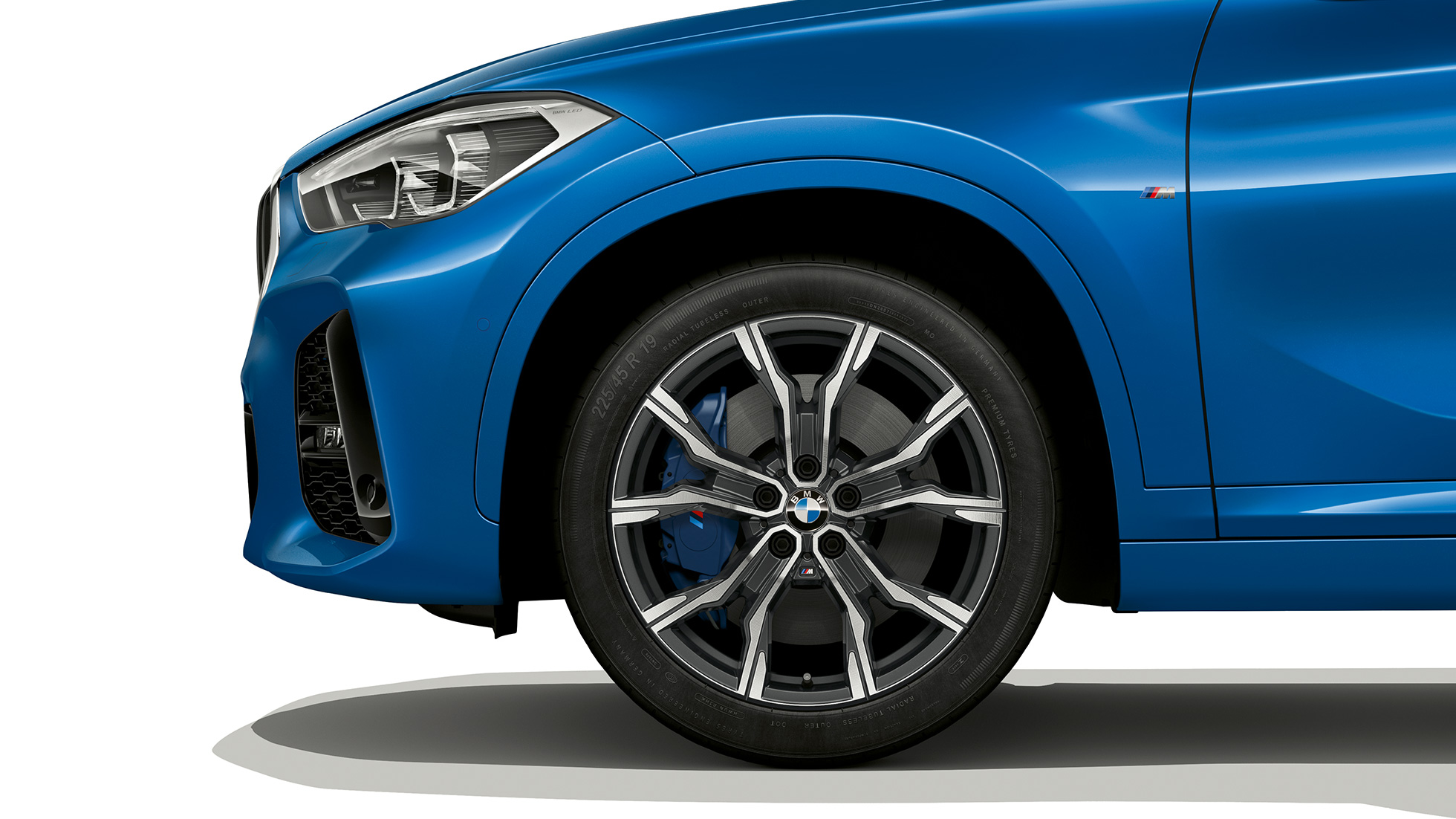 BMW X1, Versione M Sport, cerchio in lega leggera F48 BMW X1, Versione M Sport, vista laterale con primo piano del cerchio in lega leggera F48
