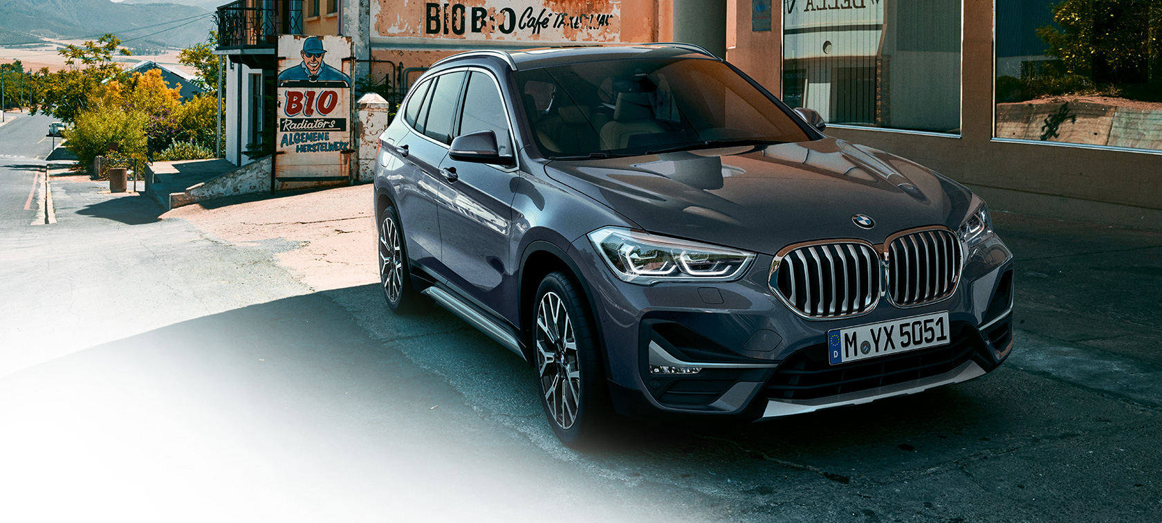 BMW X1, vista anteriore a tre quarti. F48 BMW X1, vista frontale a tre quarti, ferma in ambiente urbano. F48
