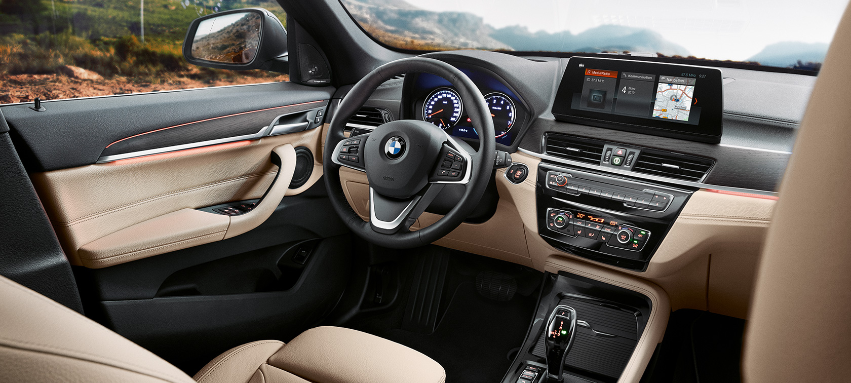 Poste de conduite BMW X1 F48 BMW X1, intérieur avec vue sur le poste de conduite F48