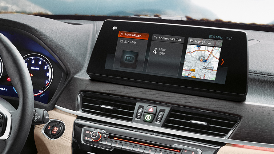BMW X1 Interieur, 10,25" Control Display F48. BMW X1 Interieur, mit Blick auf das 10,25" Control Display mit Touchscreen F48.