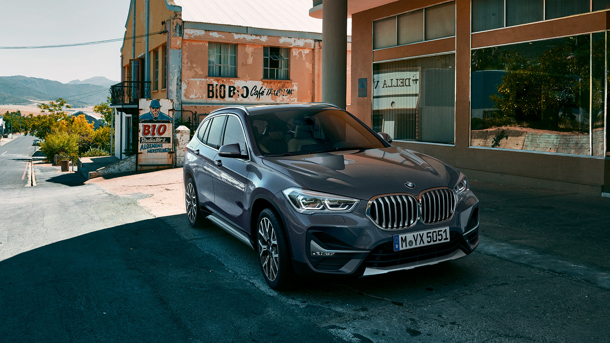 BMW X1, Dreiviertel-Frontansicht F48. BMW X1, Dreiviertel-Frontansicht steht vor urbaner Kulisse F48.