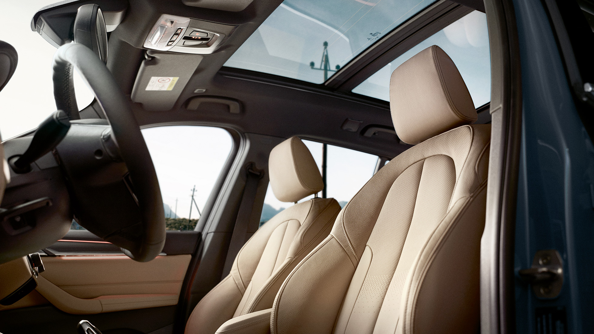BMW X1 Interieur, Sportsitze F48. BMW X1 Interieur, mit Blick auf ergonomische Sportsitze F48.