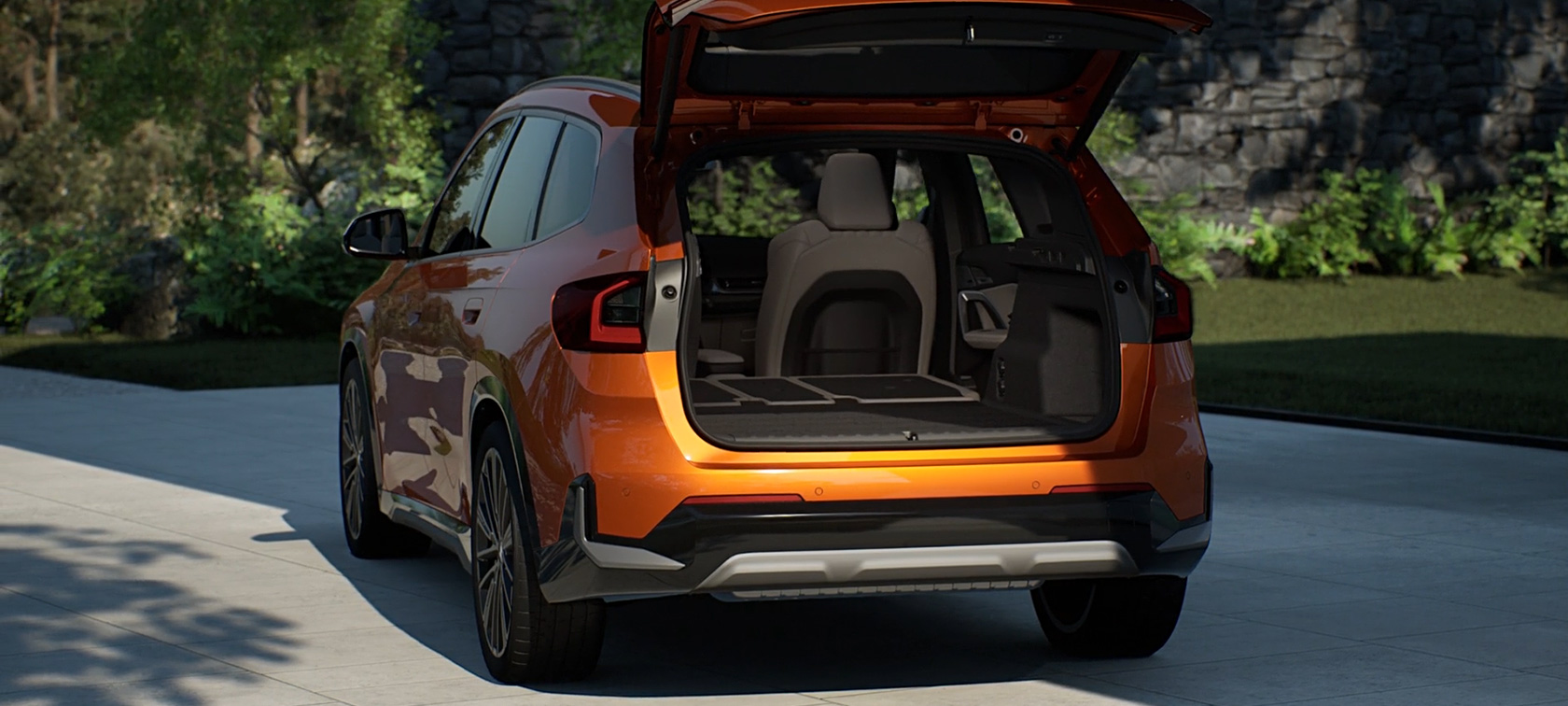 Volume del vano bagagli e gancio di traino della BMW X1 xDrive23i U11 ICE xLine Utah Orange metallizzato Volume del vano bagagli e gancio di traino della BMW X1 xDrive23i U11 ICE Utah Orange metallizzato con cerchi in lega leggera da 20" BMW Individual styling multiraggio nº 869 I