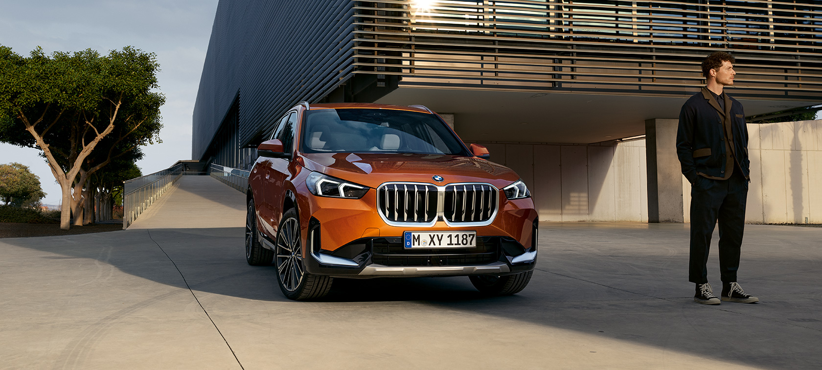 Caratteristiche salienti degli esterni della BMW X1 xDrive23i U11 ICE xLine Utah Orange metallizzato Caratteristiche salienti degli esterni della BMW X1 xDrive23i U11 ICE xLine Utah Orange metallizzato 20" con cerchi in lega leggera BMW Individual styling a raggi multipli 869 I