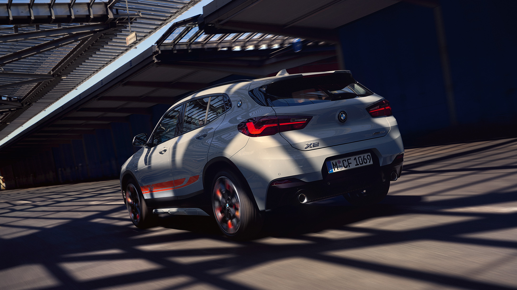 Vista posteriore a tre quarti della BMW X2 F39 BMW X2 2020 F39 Brooklyn Grey vista posteriore a tre quarti